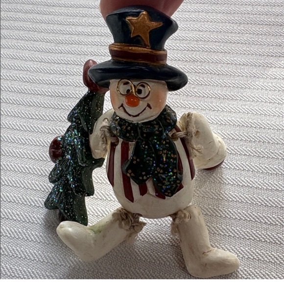 Frosty the Snowman Brooch - Picture 5 of 7
